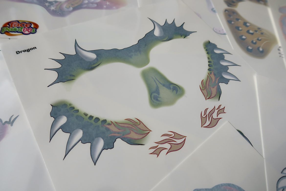 A face paintoos Dragon design