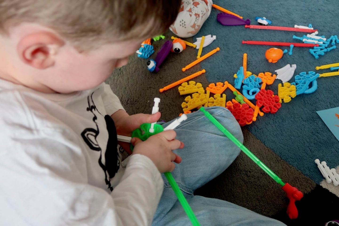 A child building a wand from Kid K'Nex