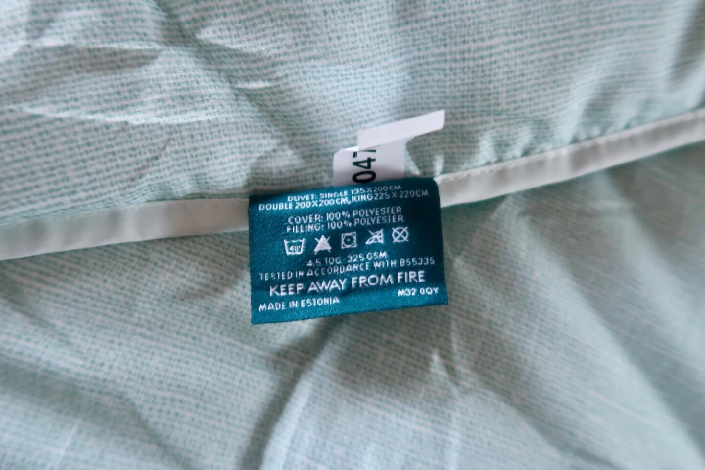 The laundry care label of a coverless duvet