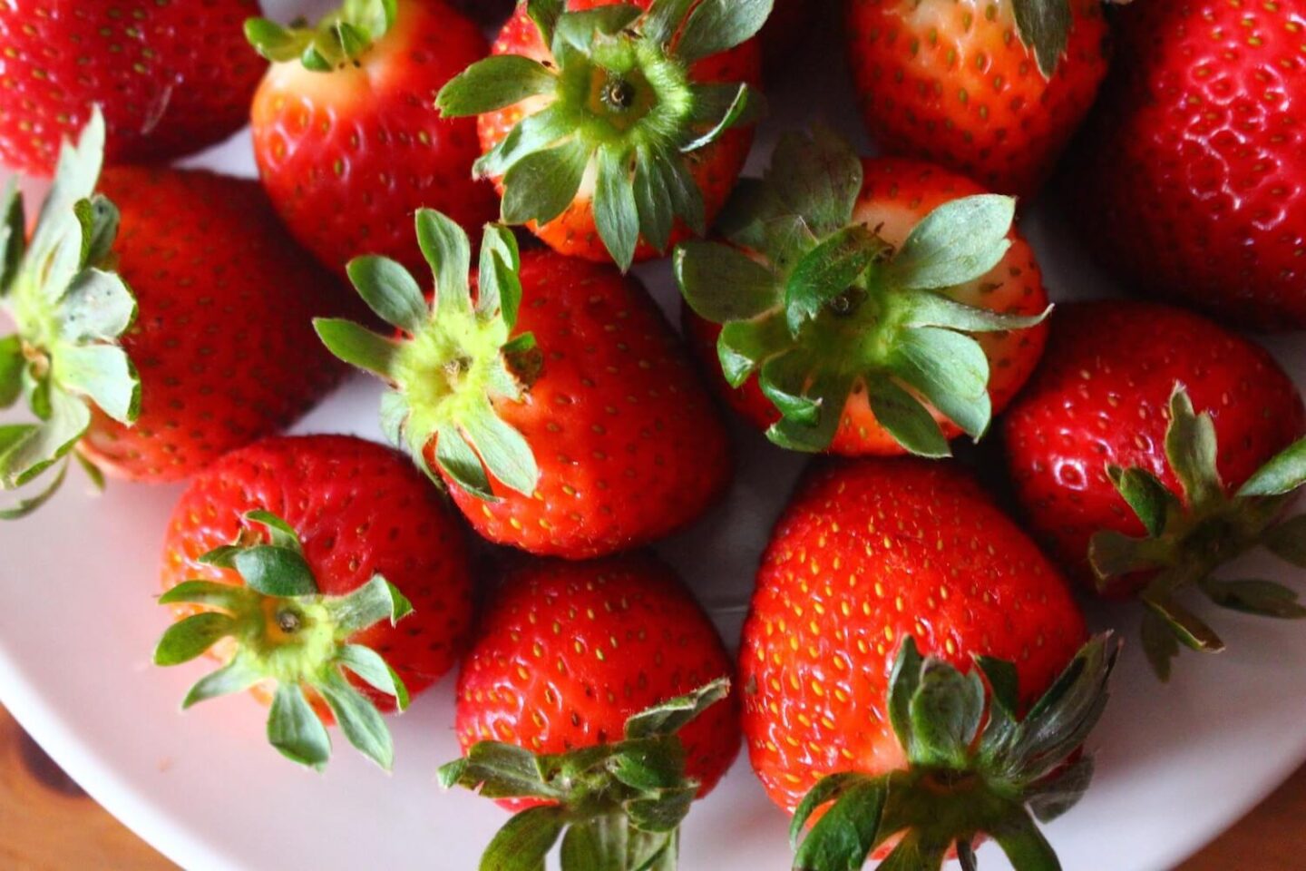 A plate of ripe strawberries